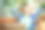 在阳光明媚的日子里，在现代的房子里带着笔记本电脑微笑的现代女人图片下载