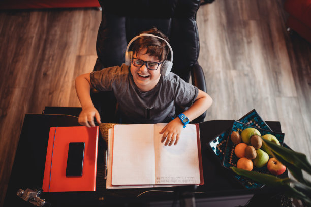 聪明的男孩做作业的股票照片图片下载