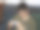 一个白人男孩在沙发上玩便携式游戏机图片下载