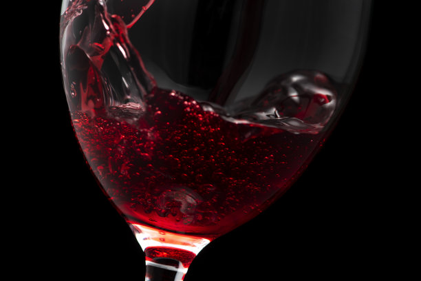 往玻璃杯里倒酒图片下载