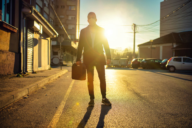 年轻的成年人戴着防毒面具上班。图片下载