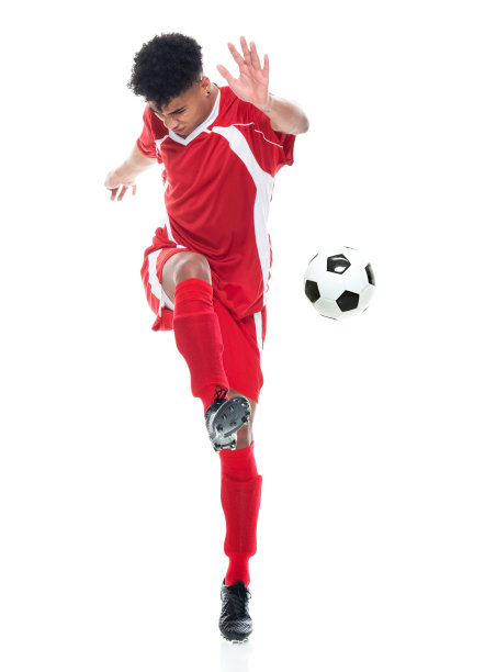 非裔美国青年男子足球运动员在白人背景前慢跑，并拿着足球和踢足球运动和使用运动球图片下载