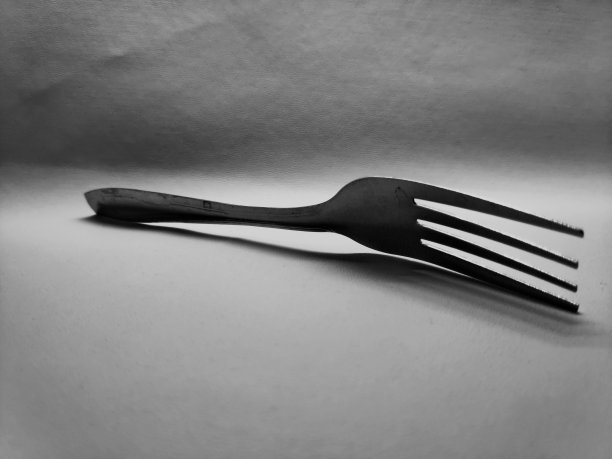 叉子吃白色背景图片下载