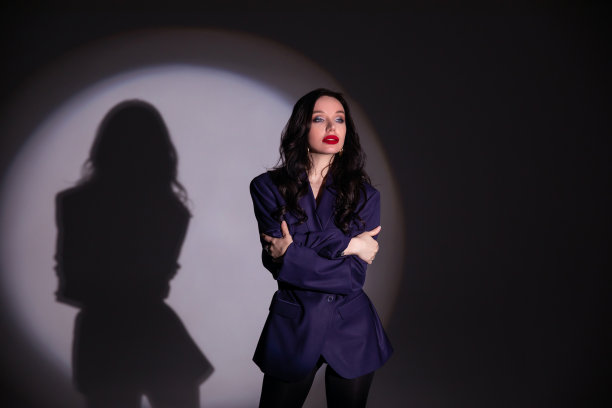 聚光灯下的美女。时尚的照片图片下载