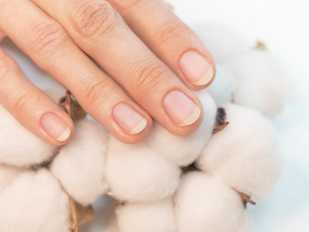 修完指甲，准备好涂指甲油图片下载