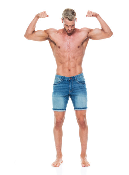 白人年轻男性穿着短裤站在白色背景前图片下载