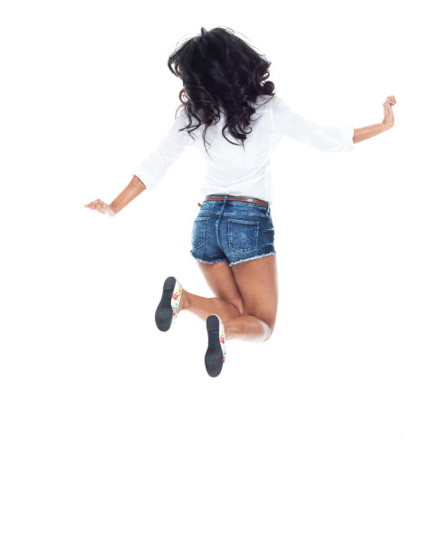拉丁美洲和西班牙裔女性跳在白色背景穿短裤图片下载