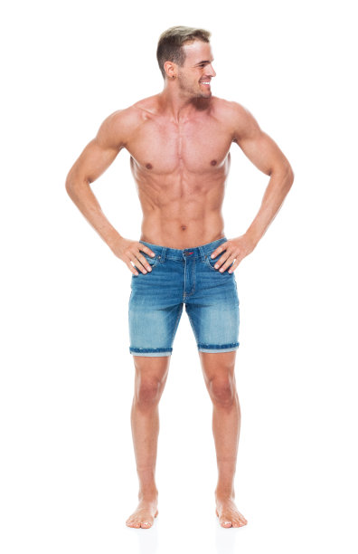 白人年轻男性穿着短裤站在白色背景前图片下载