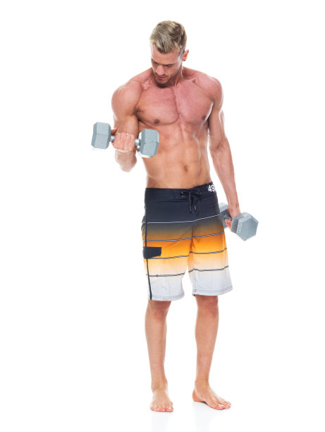 白种人年轻男性运动员在白色背景下锻炼穿着板短裤和积极的交叉训练图片下载