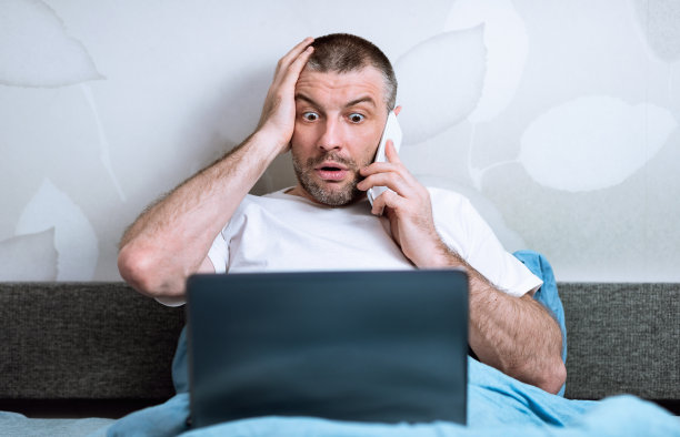 男人在床上用手机聊天上网图片下载