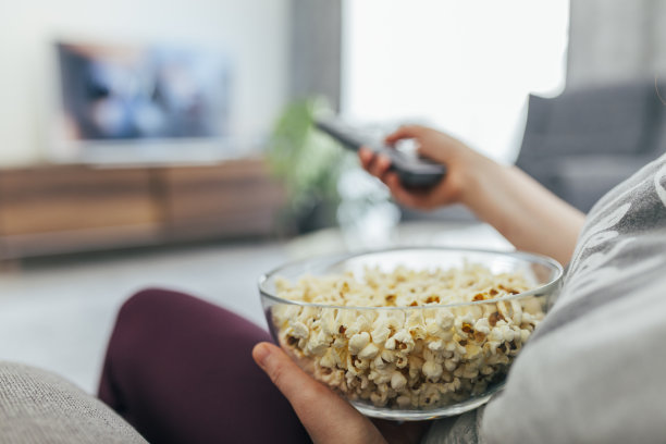 在家看电视的女人图片下载