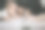 亚洲华人家庭的3个兄弟姐妹在床上玩耍素材图片