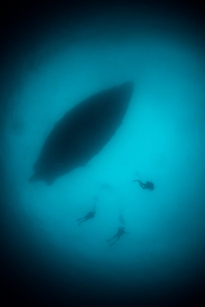 水下潜水员面向水面拍摄剪影图片下载