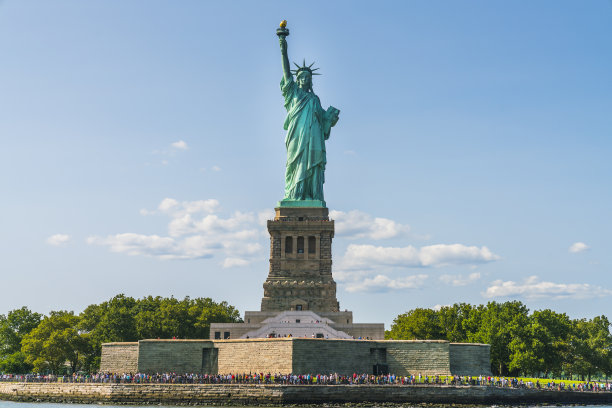 以蓝天为背景的自由女神像。图片下载