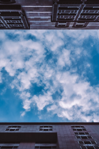 两座摩天大楼之间的美丽云彩图片下载