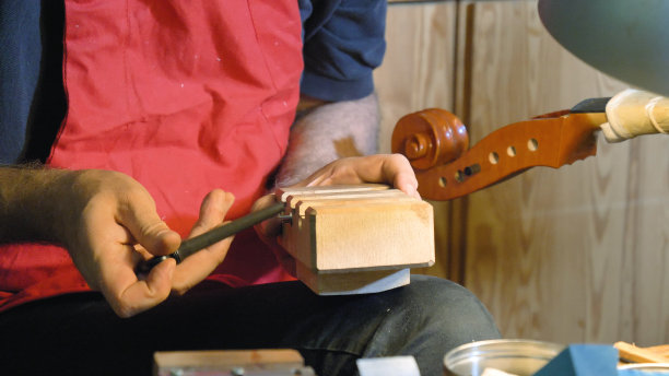 专业的小提琴大师用自己的双手制作小提琴，用纯树云杉、松树，用凿子、刨子制作图案图片下载