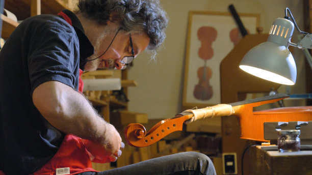 专业的小提琴大师用自己的双手制作小提琴，用纯树云杉、松树，用凿子、刨子制作图案图片下载