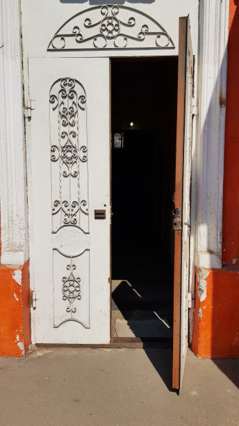 打开了乌克兰欧洲城市敖德萨历史建筑华丽的白色大门图片下载