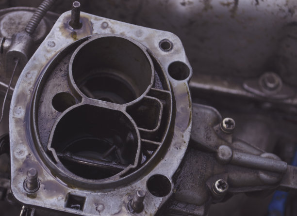 VAZ 2106内燃机的化油器。汽车零部件及零配件。图片下载