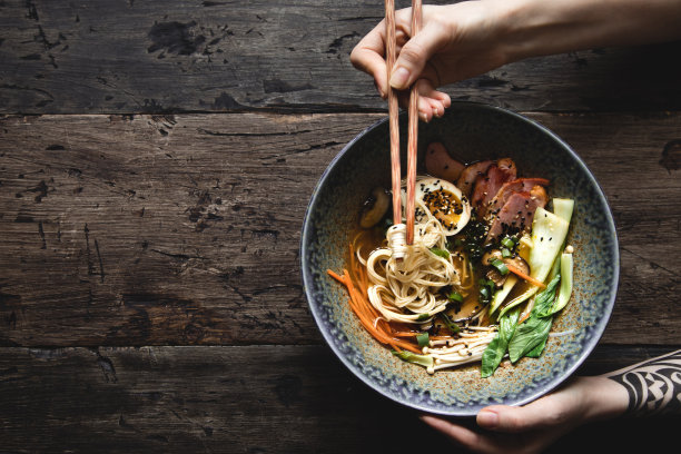 吃拉面汤，面条，猪肉，卤蛋和蔬菜，俯视图。图片下载