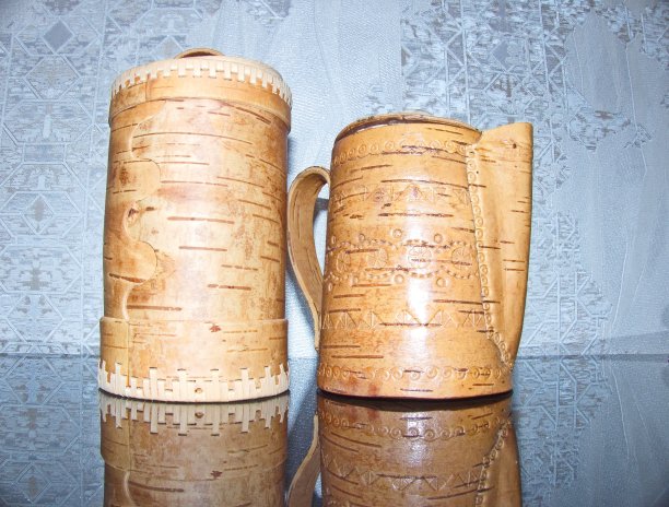 茶壶和茶杯里放蜂蜜。厨房用具。俄罗斯民间工艺。复古。早在陶器发明之前，大多数社会就已经使用桦树皮制作产品了。图片下载