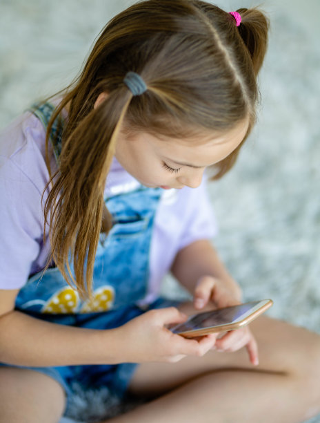 年轻女孩使用手机图片下载