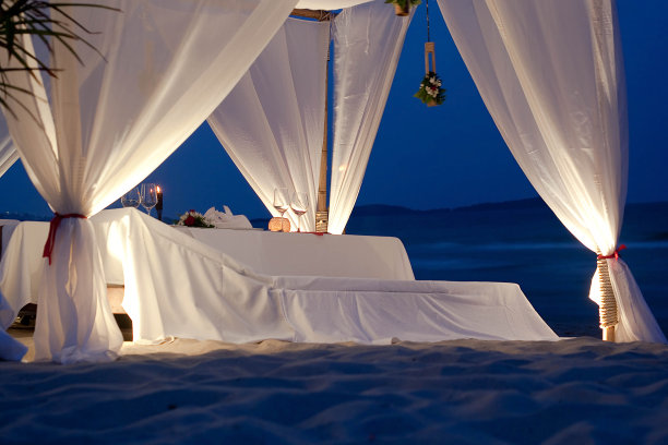 在海滩上有餐桌的餐厅帐篷图片下载