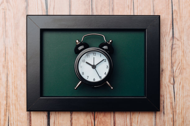 干净的老式粉笔板在木桌上。俯视图图片下载