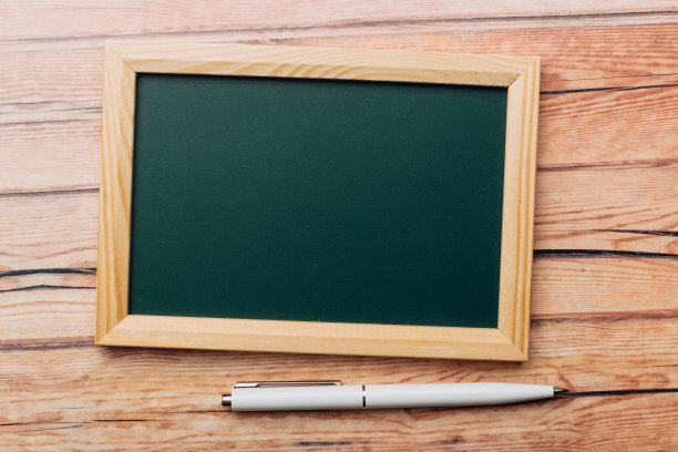 干净的老式粉笔板在木桌上。俯视图图片下载