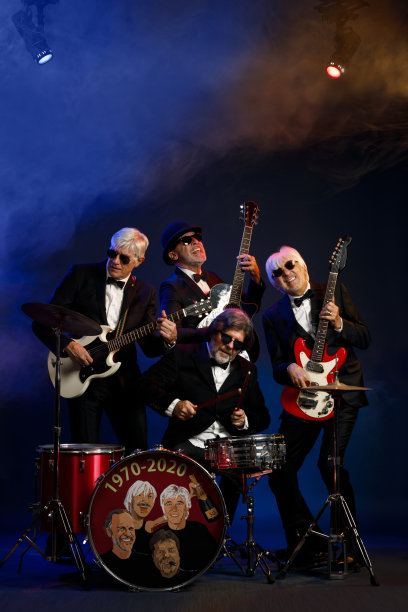 音乐家团体吉他手和鼓手活跃的高级英俊男子演奏吉他和鼓。最好的朋友。蓝色背景，光线和烟雾特效。图片下载