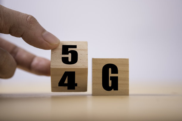 手翻转木质立方体改变4G到5G。技术变革向高速和物联网的转变。图片下载