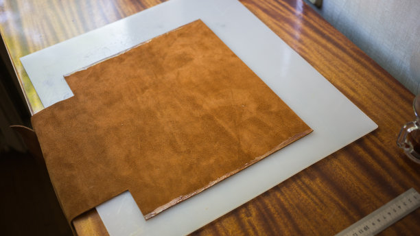 手工制手工艺品皮包缝制工艺。皮革车间，与皮革一起工作图片下载