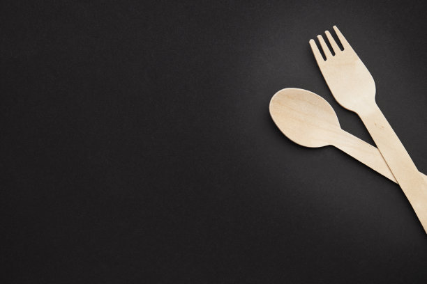 黑色背景上的环保一次性厨具。从以上观点。木制的叉子和勺子。生态友好的概念。图片下载