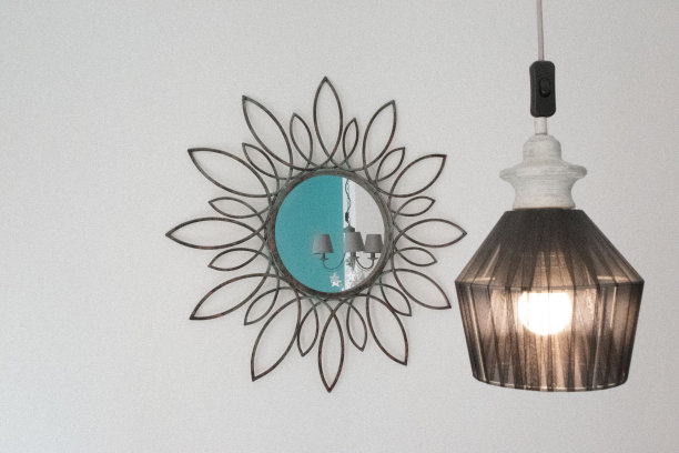 灯，夜和白色的墙壁。jpg图片下载