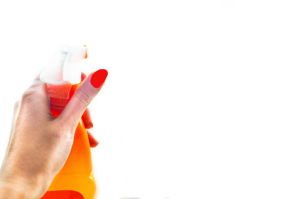 女人用工具清洗窗户，特写镜头，孤立在白色背景上图片下载