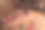 陈年熟透的肋眼牛排放在昏暗的砧板上，洒上香料——黑胡椒、磨碎的干番茄、迷迭香和一杯红酒，背景是一个瓶子架。餐厅内部图片下载