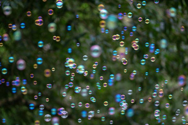 肥皂泡漂浮在半空中图片下载