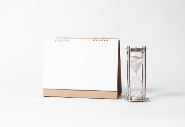 空白纸螺旋日历模型模板广告和品牌与沙漏在灰色背景。图片下载