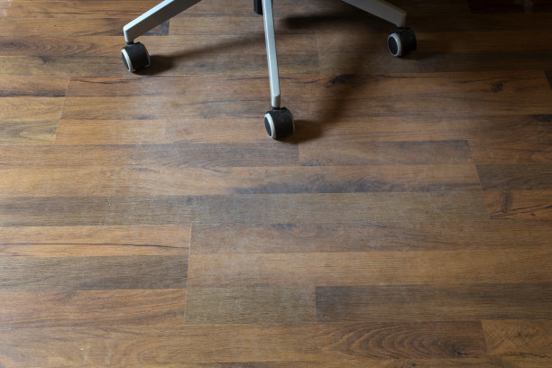 家用办公椅轮子损坏的复合地板，需要保护图片下载