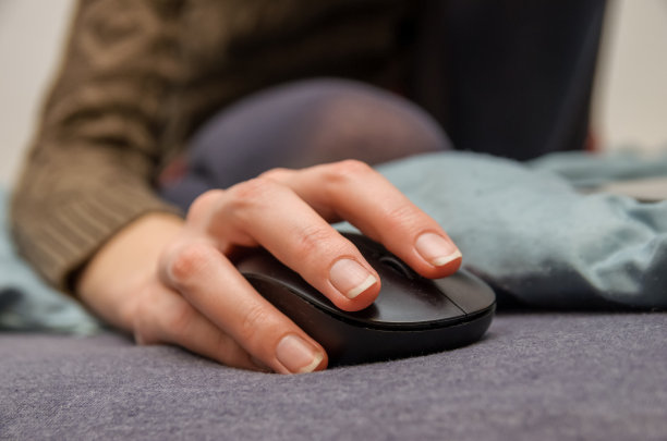 特写女人的手与鼠标。景深浅。有选择性的重点。图片下载
