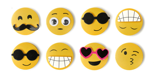 黄色表情在白色背景下表达情感图片下载