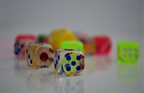 色彩斑斓的骰子图片下载