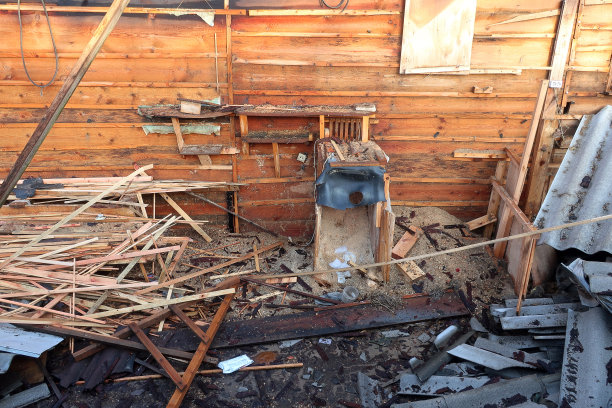 废弃倒塌的木屋里的房间图片下载