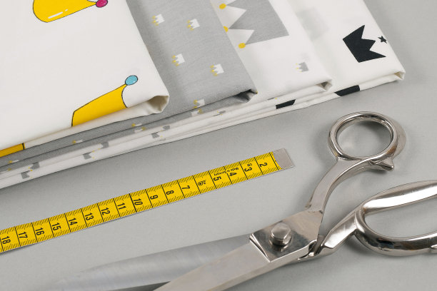 棉织品上的裁缝或裁缝剪刀图片下载