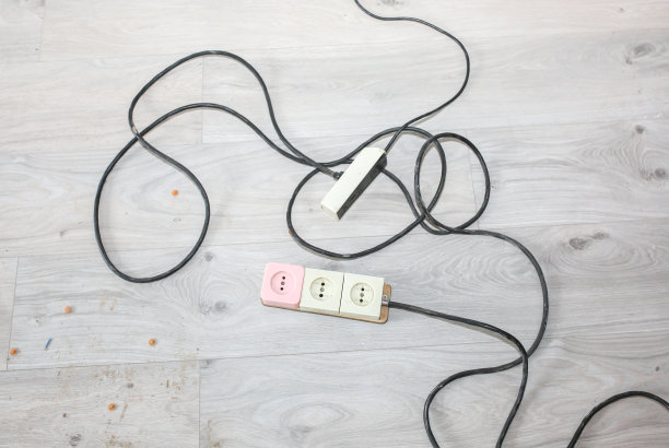 延长线开关在工作中进行维修改造。套接字的电力。在公寓里修理。图片下载