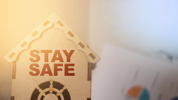 木制玩具房子，上面写着“保持安全”。检疫的概念。病毒大流行的保护图片下载
