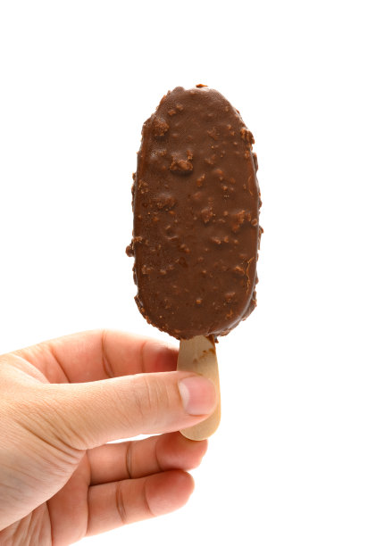 手拿新鲜的巧克力和咖啡口味冰棒在白色的背景图片下载