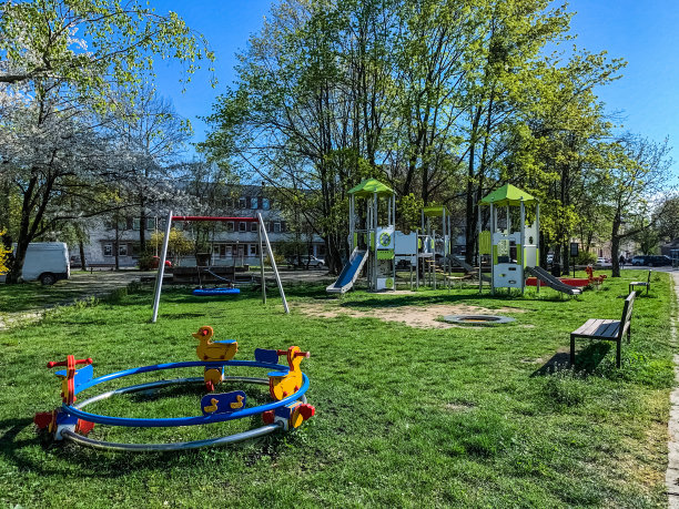 城市公园里的空旷儿童游乐场。阳光明媚的一天。图片下载