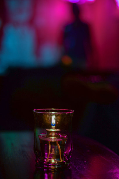 黑暗的夜店里亮着灯图片下载