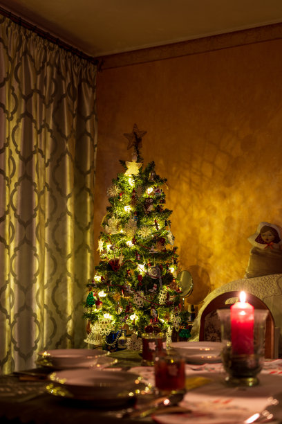 金色的圣诞树图片下载